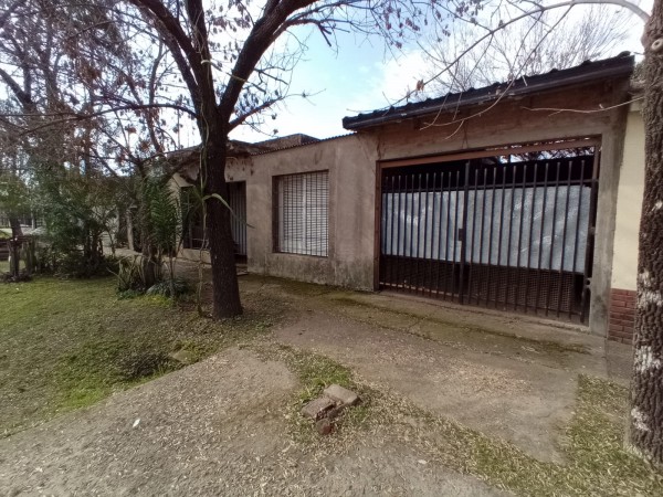 Casa 2 dormitorios, patio y cochera