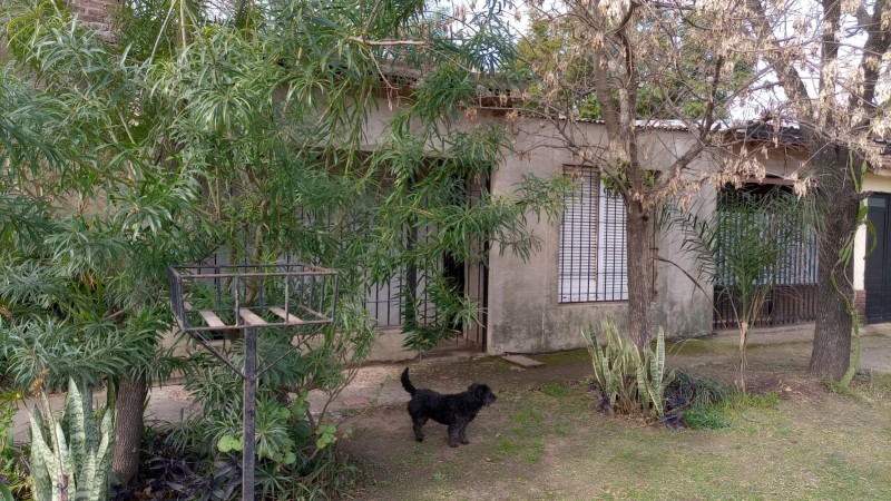 Casa 2 dormitorios, patio y cochera